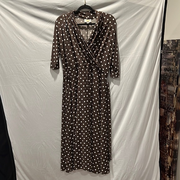 Brown 3/4 sleeve dress with polka dots - Picture 1 of 3